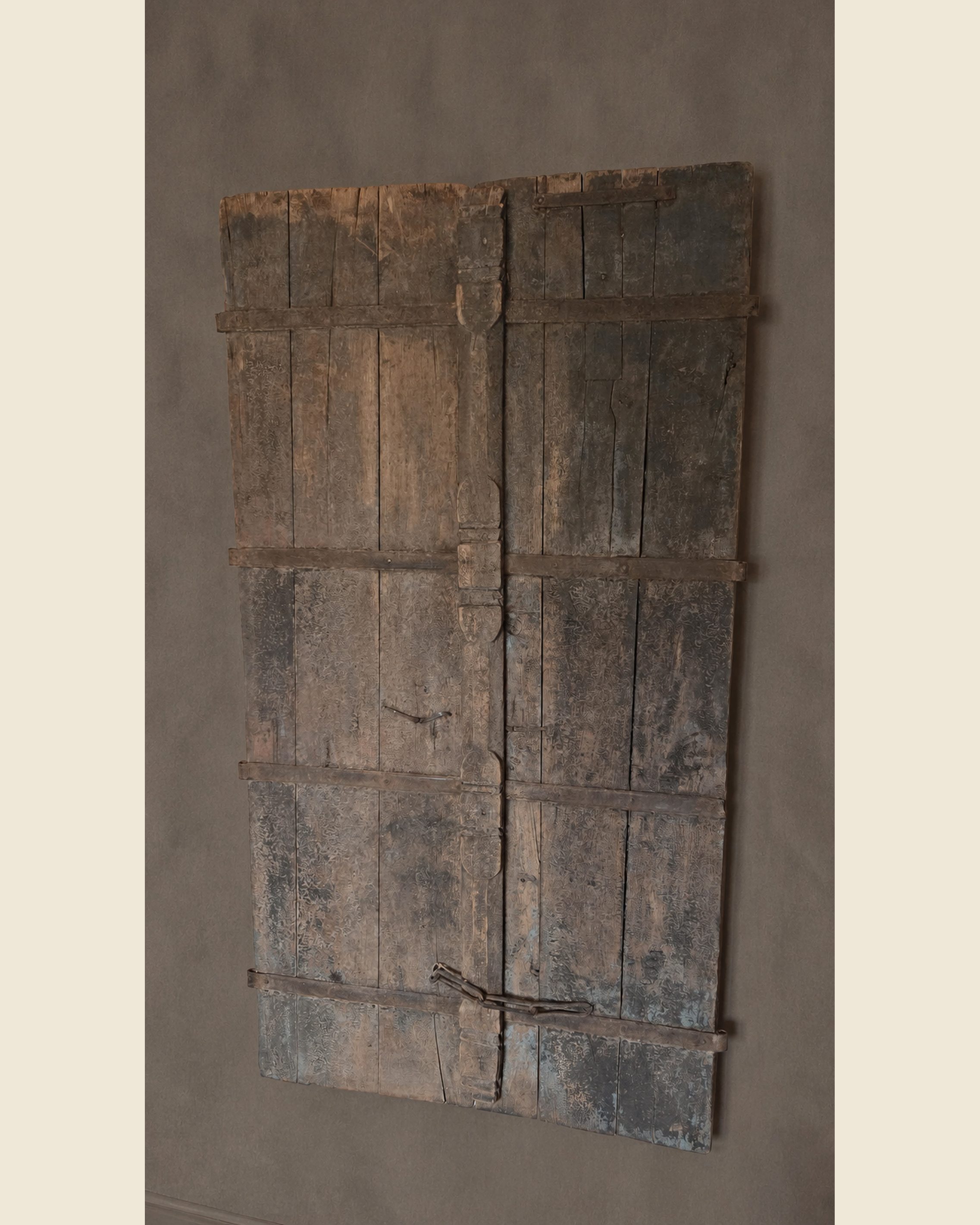 Oud dubbel houten luik met origineel ijzerwerk, Atelierselectie, bij Mahieu&Merckx