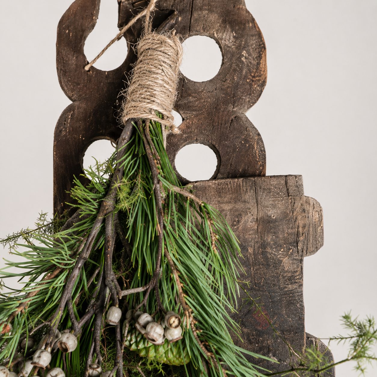 Wandornament, oud houtsnijwerk met toef — detail 2