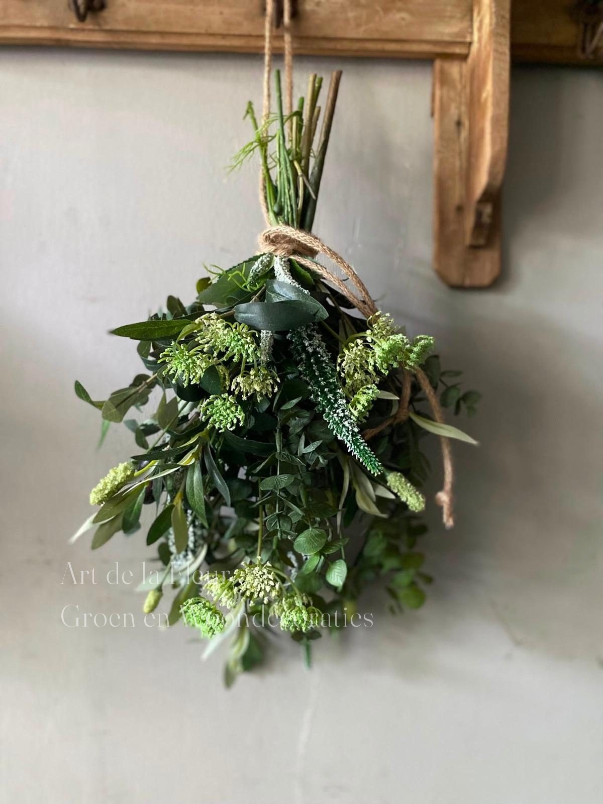 Klein hangend toefje van eucalyptus en groen aan een touwtje