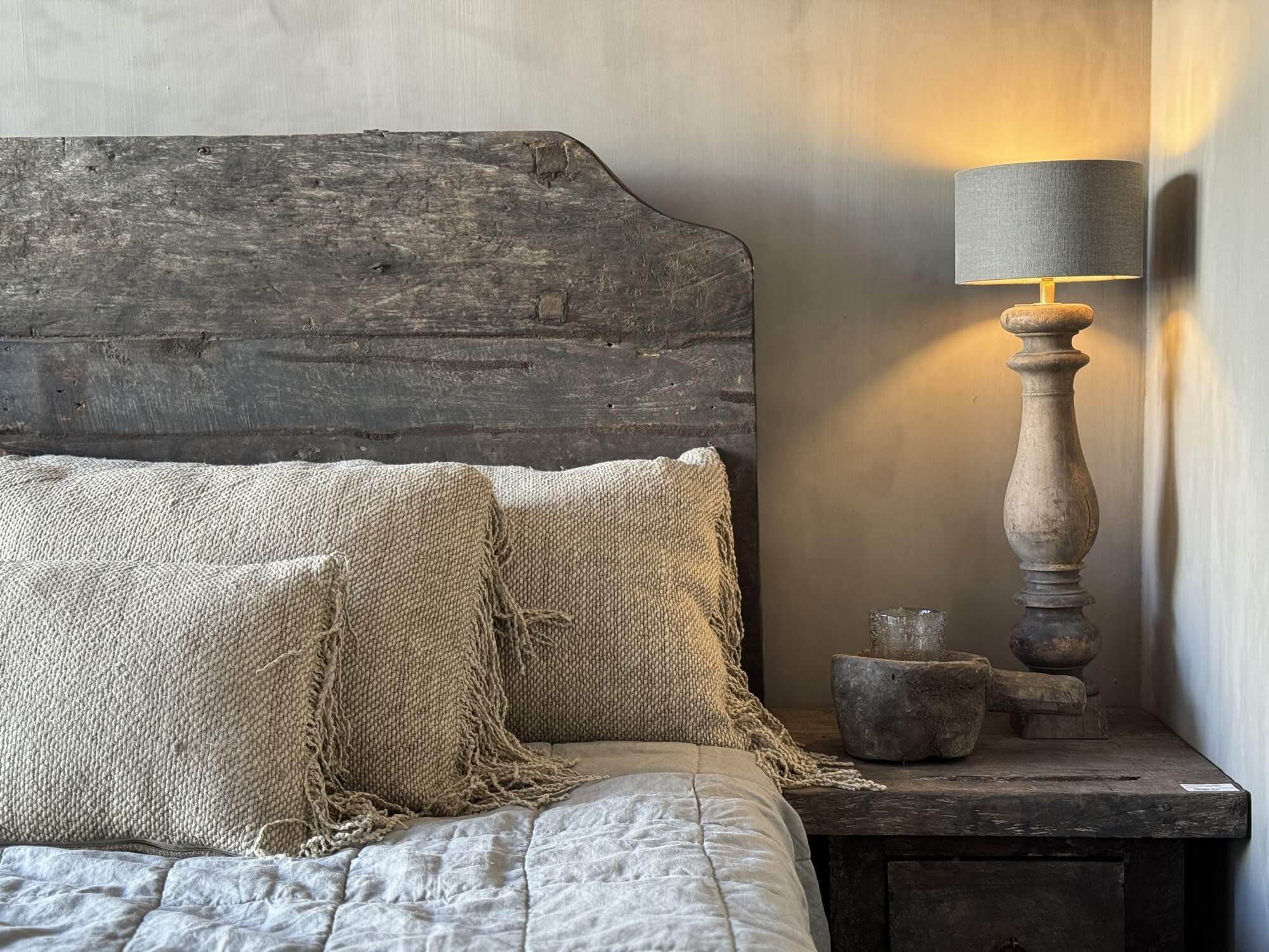 Slaapkamer met linnen beddengoed, houten hoofdbord en balusterlamp van Aura Peeperkorn