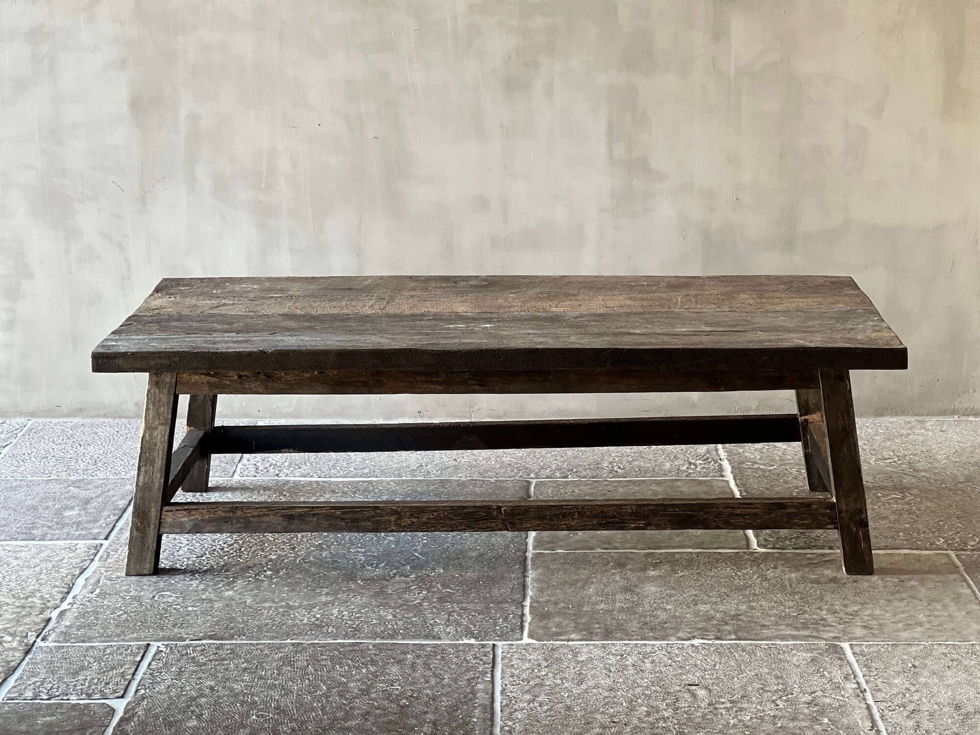 Old Farm salontafel in oud hout op een natuurstenen vloer