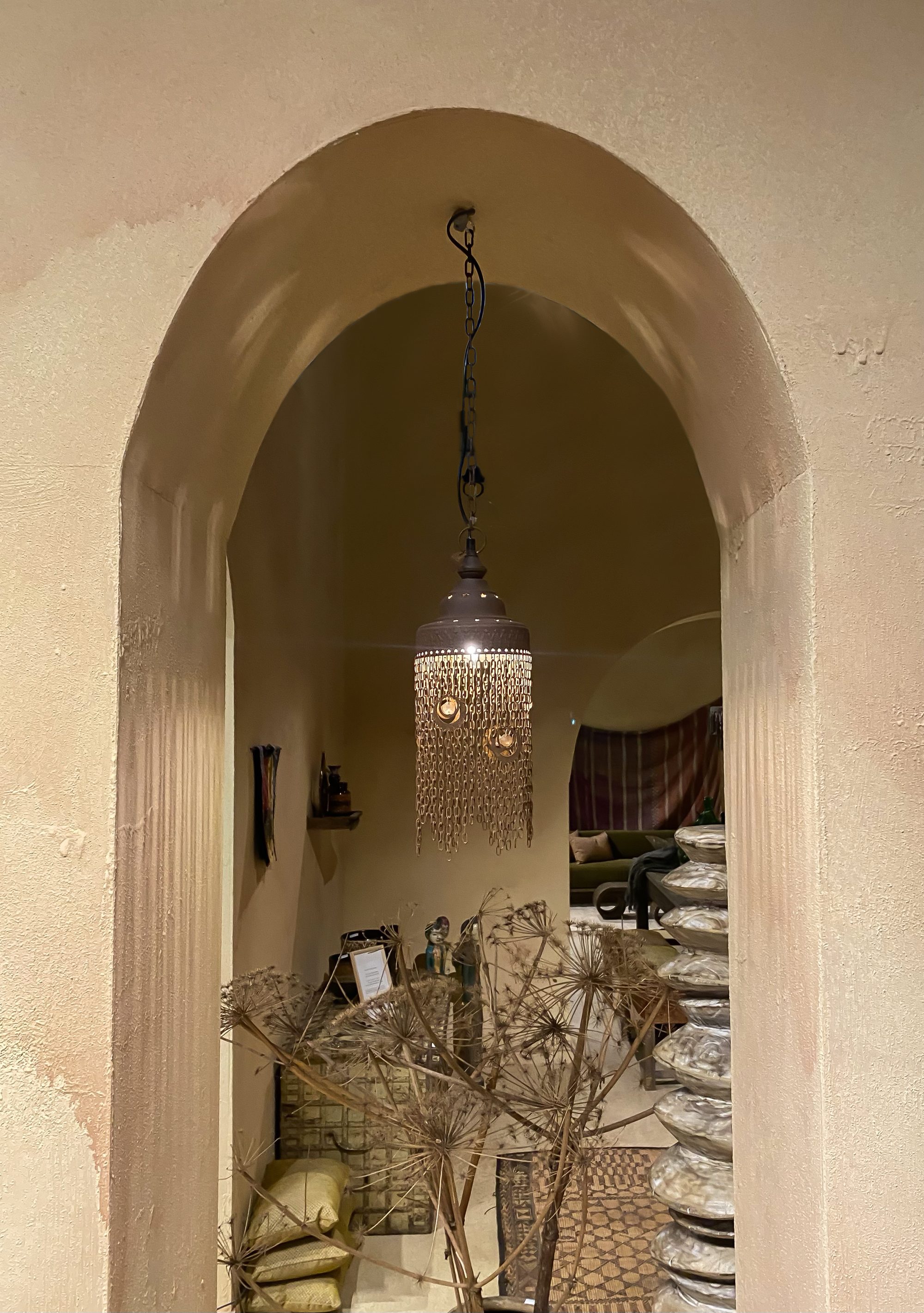 Boognis in kalkstuc met hanglamp en gedekte kast, showroom Hoffz
