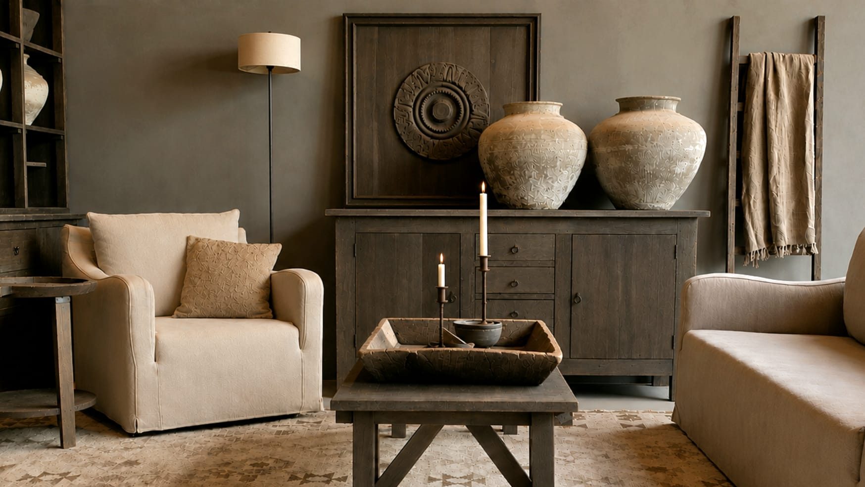 Woonkamer met een donker dressoir, twee grote lichte kruiken, een linnen fauteuil en een houten salontafel