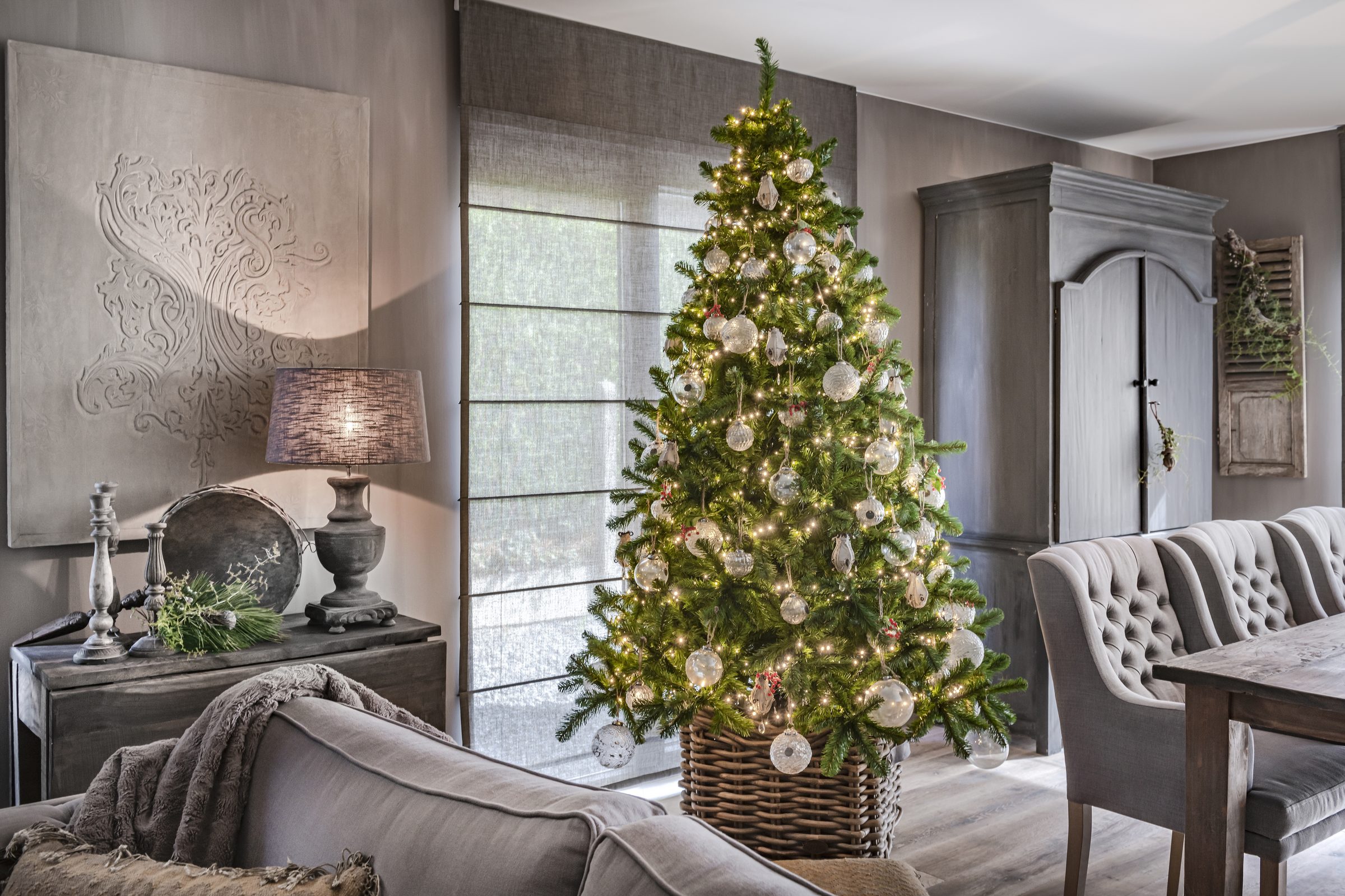 Warme woonkamer met houten kast en zithoek in kerstsfeer