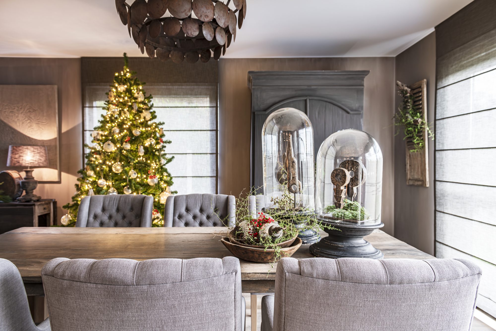 Dressoir met kandelaars en de kerstboom op de achtergrond, 2019