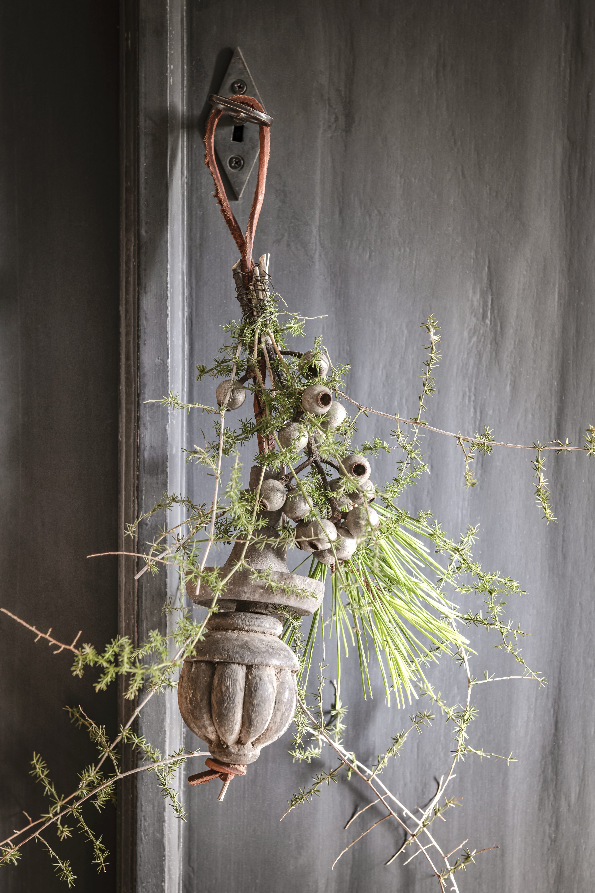 Hangornament in verweerd hout met vers groen
