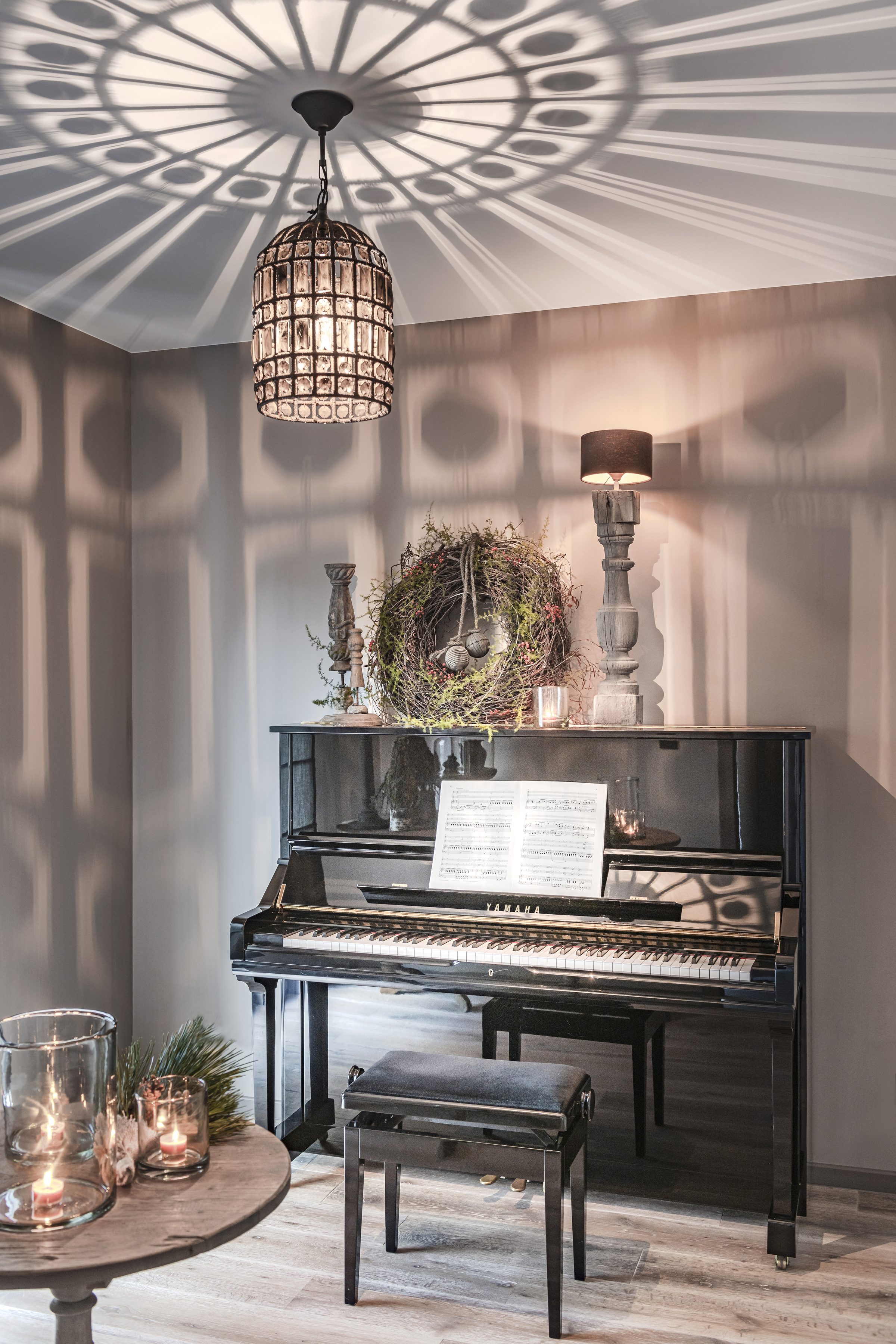 De pianohoek met kroonluchter en krans — Wonen Landelijke Stijl 2019