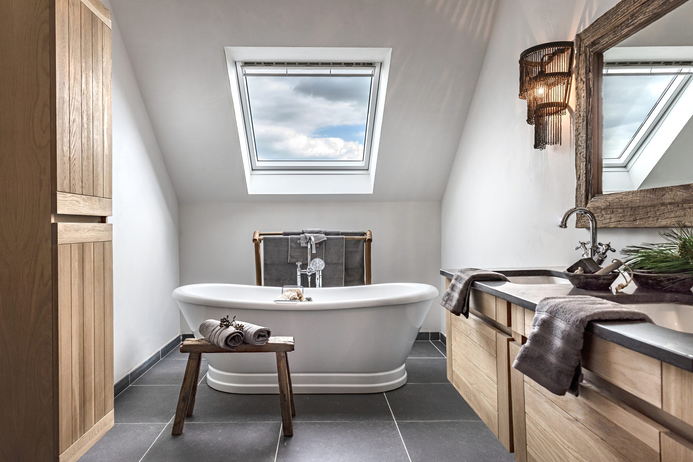 Lichte landelijke badkamer met vrijstaand bad en houten meubels, Hoffz-stijl
