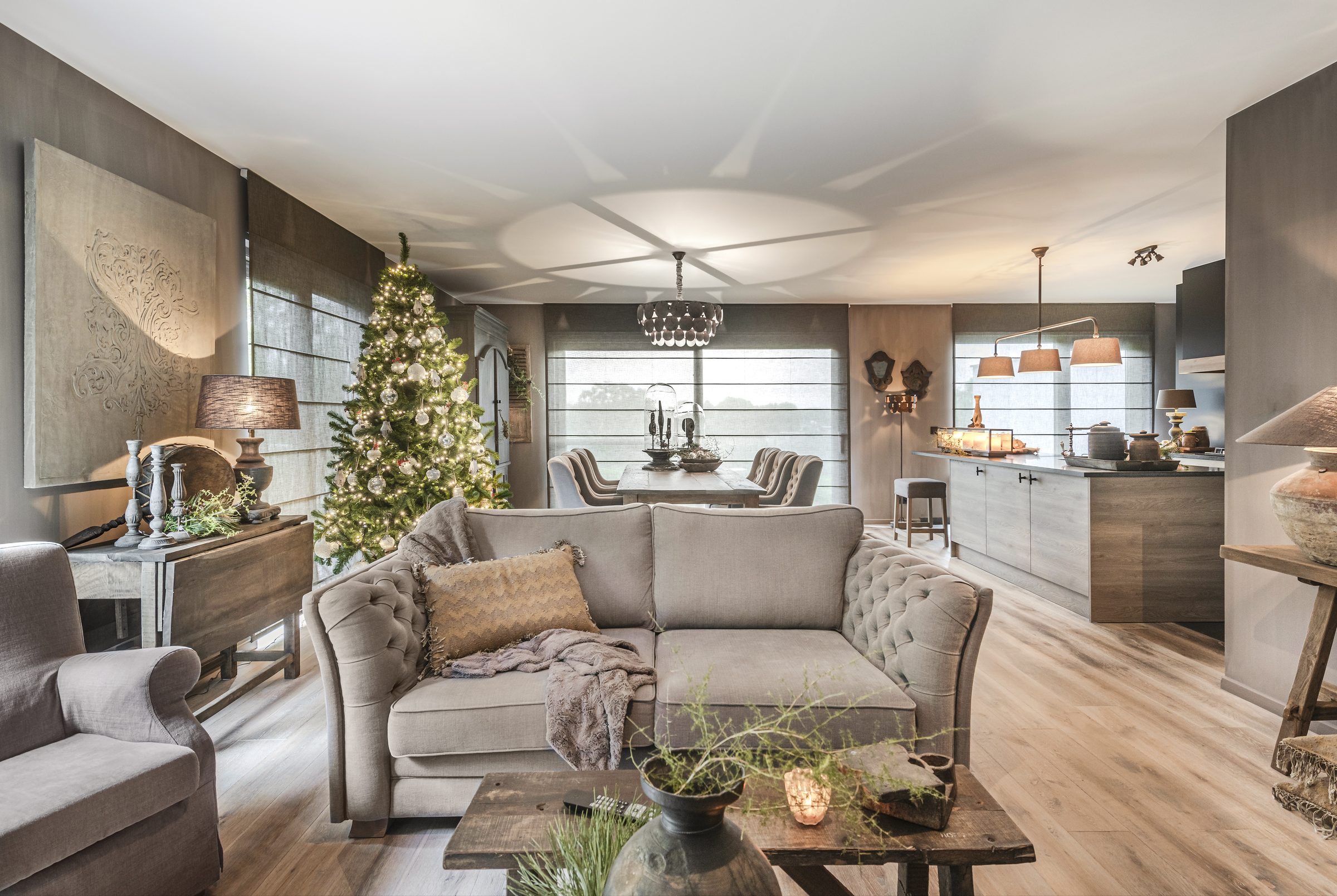 Lichte open woonkamer met zachte sofa en eettafel
